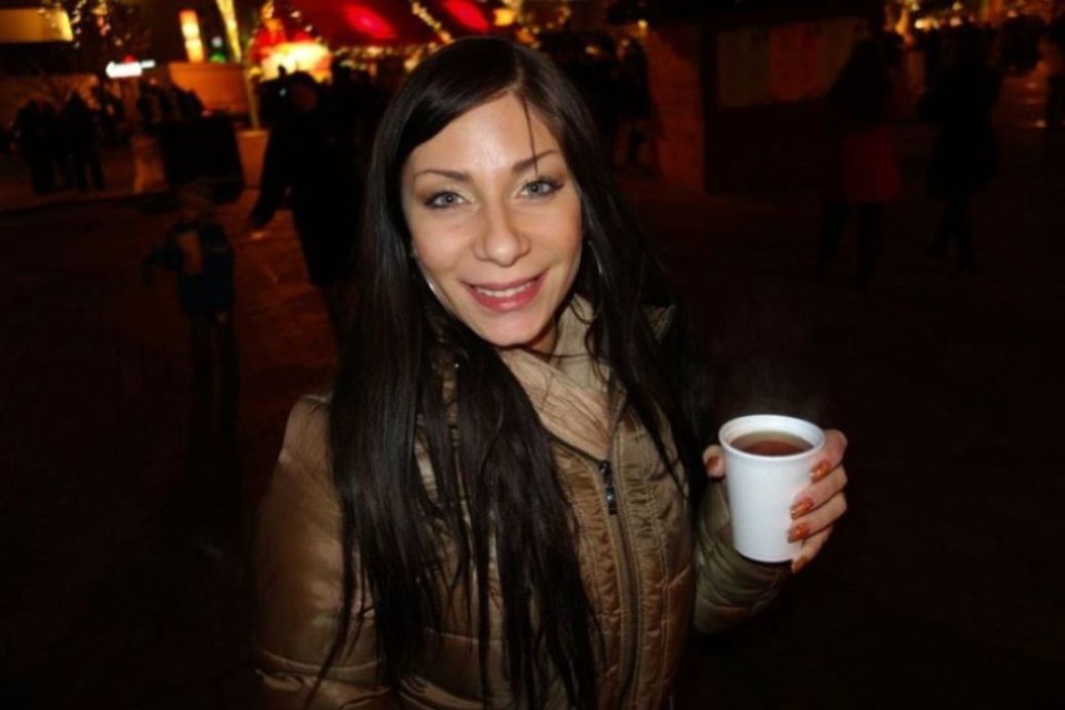 Frau mit Kaffeestasse in der Hand